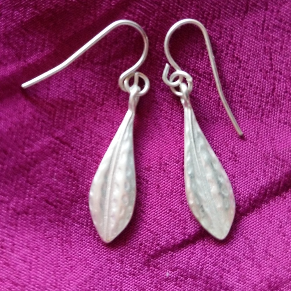 White / Silver-color leaf shaped drop earrings